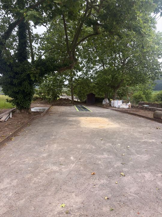 Vista de conjunto de la bolera bajo el arbolado
